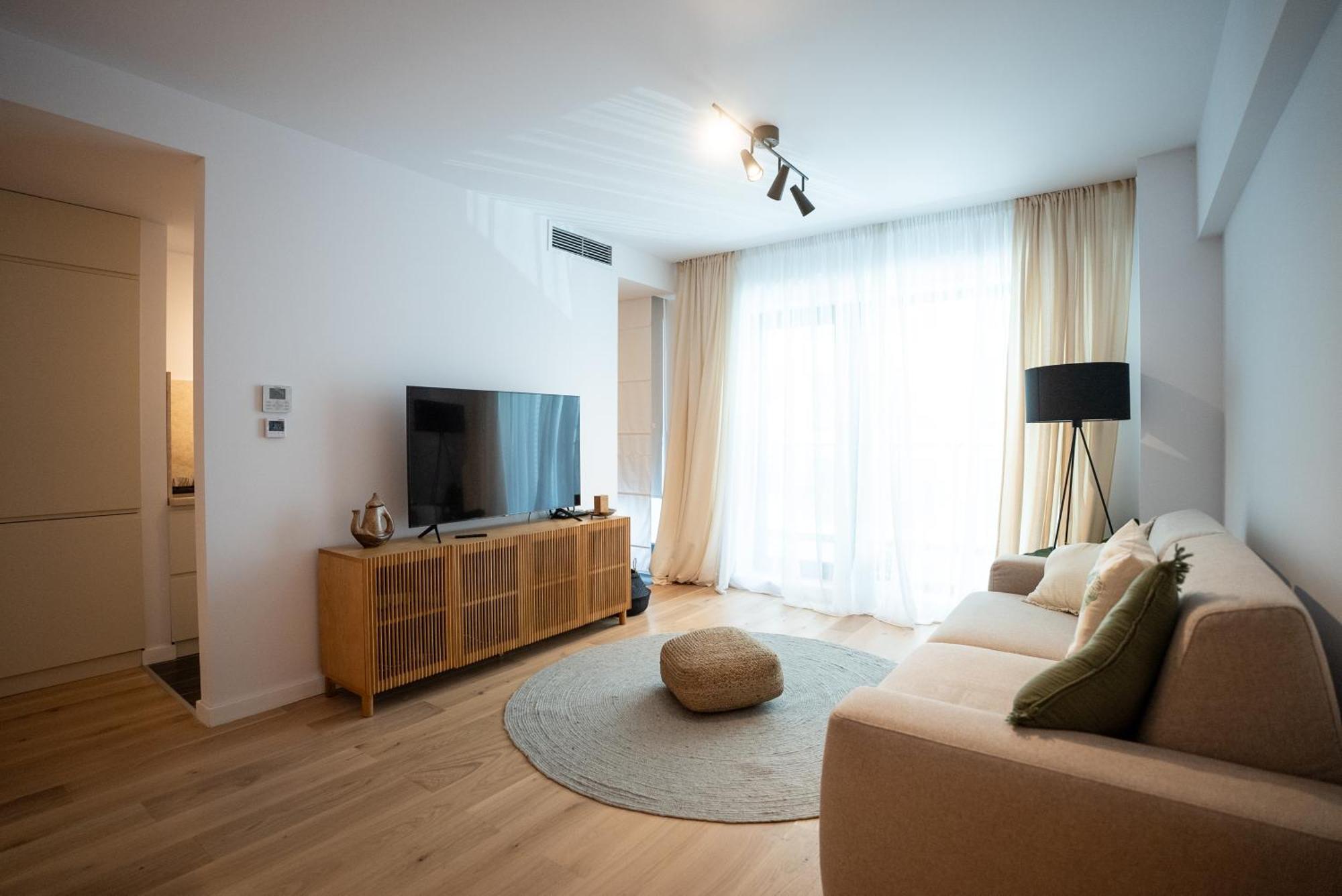 The Level Sanctuary: Free Parking & Netflix * Bucarest